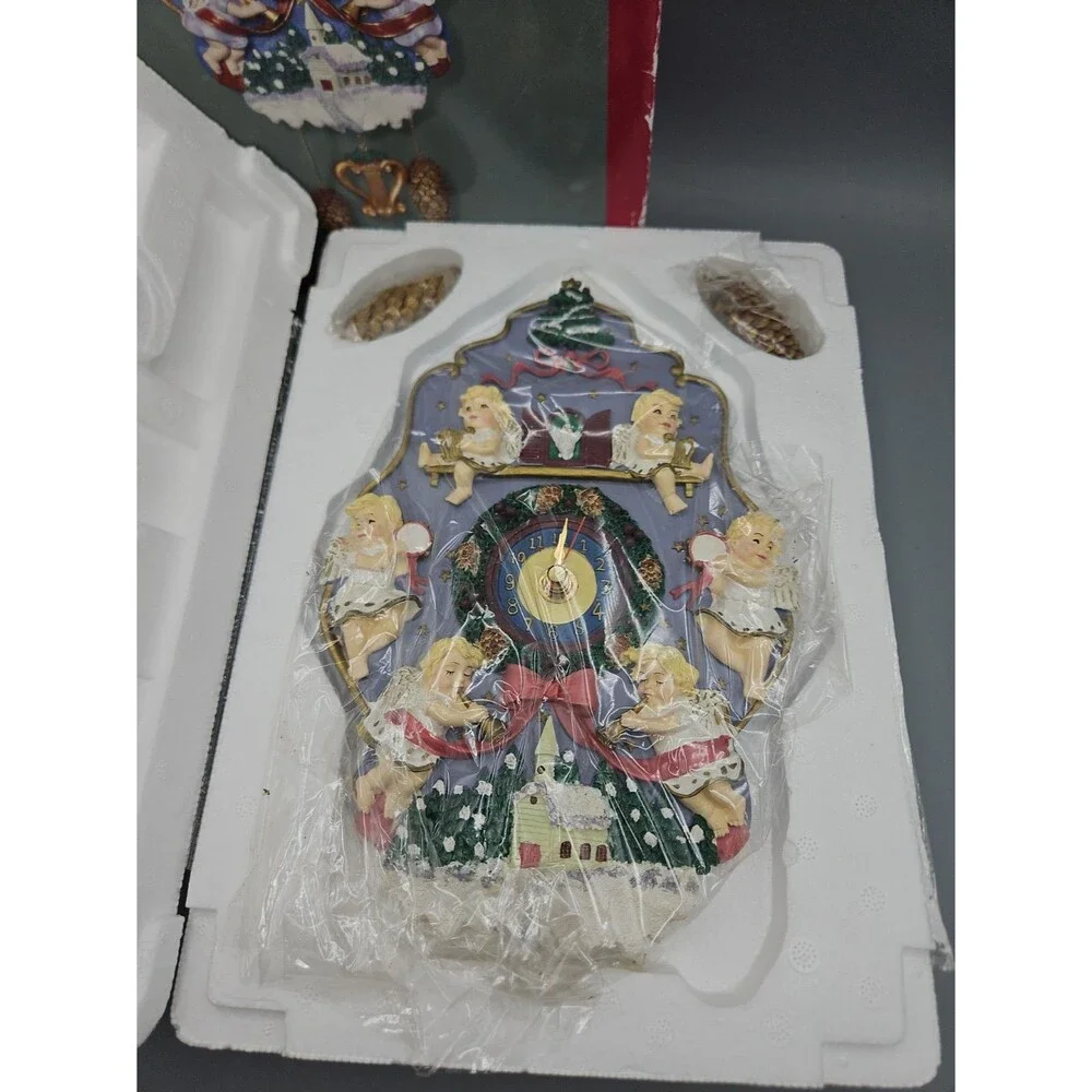 Christmas Musical Cuckoo Clock 12 Holiday Classics Every Hour 1995 WORKS W/box